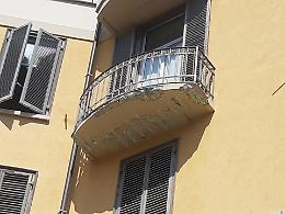 Incubo in un condominio di Via Pasubio: donna getta dal balcone urina, feci, assorbenti e spazzatura 