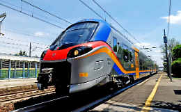 Paura sul treno regionale, uomo aggredisce la capotreno e semina il panico a bordo