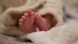 Bimbo scivola dalle braccia della mamma e precipita dal quarto piano, è grave ma fuori pericolo