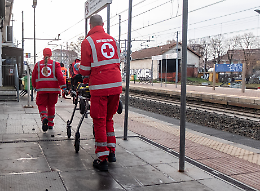 Travolto dal treno: operaio muore sui binari della linea Bologna- Venezia 
