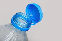 Bottiglie di plastica: dopo i tappi attaccati arriva un nuovo obbligo