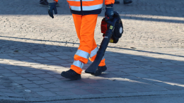 Operatore ecologico aggredito con una pala in via dell'Indipendenza