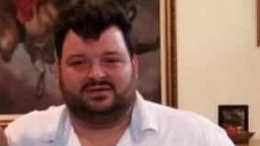 Esce di strada con l'auto mentre va al mare con la famiglia, muore imprenditore di 49 anni