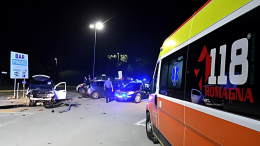 Notte di caos sull'Adriatica: l'inseguimento a folle velocità, dopo la rapina, termina con uno schianto