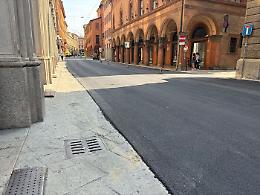 Bologna, asfalto sulle vie del centro storico: "Uno scempio". Ecco cosa sta succedendo