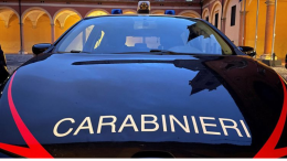 Aggressione a Correggio: insegue e attacca l'ex e il nuovo compagno con coltello e martello