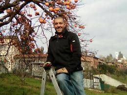 Bologna, lui sta morendo e loro lo abbandonano  sul divano: indagati
