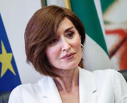 Anna Maria Bernini: "In piazza contro di me i professionisti della protesta"