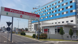 Caos al pronto soccorso di Rimini: un uomo imbratta le sale di sangue e semina il panico