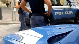 Scene da far west in un bar di Rimini: lancia le sedie contro gli agenti, poi distrugge un finestrino della volante