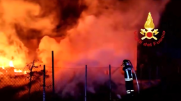 Inferno di fuoco in una ditta di pallet a Pieve Acquedotto: cataste di legno e mezzi in fiamme