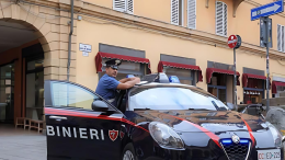 Bologna, a torso nudo molestava i passanti: arrestato un 30enne ivoriano