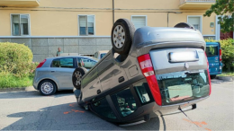 Incidente a Faenza: auto si ribalta e il conducente resta intrappolato