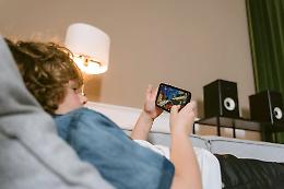 "Stop agli smartphone per gli under 14"  ecco l'appello dei pedagogisti che divide l'Italia
