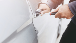Reggio Emilia, sorpreso mentre ruba oggetti da auto parcheggiate: denunciato