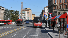 Bologna: malore alla guida, bus si schianta contro un palo 