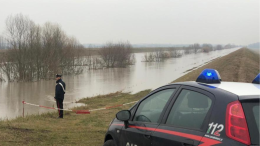 Scivola nel fiume Reno e rischia di annegare.  Salvata in extremis