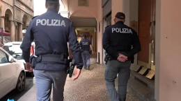 Caos a Bologna: 55enne trans prima scatena una rissa in un bar e poi aggredisce i poliziotti e l' infermiera