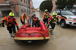 Faenza si sveglia sommersa dall'acqua e gli sfollati in Romagna superano i mille 
