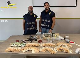 Bagnacavallo: tentano la fuga con 2,5 kg di cocaina, scoperto laboratorio per il taglio della droga