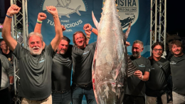 Pescano un tonno gigante da 144 chili e si qualificano ai mondiali in Costa Rica