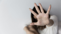 Scandiano: picchia la moglie e la rinchiude in casa con i figli, arrestato

