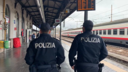Lanci di fumogeni e cori dei tifosi del Cesena in stazione a Bologna 