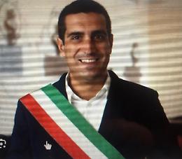 Il "bagnino" De Pascale tenta di aggrapparsi alla "ciambella" di Conte