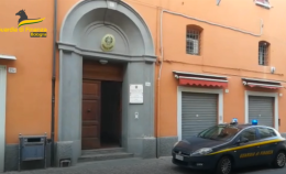 Imola: scoperta impresa cinese "Apri e chiudi", sequestrati macchinari e conti correnti 