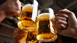Castelnovo: in alto i calici con "Bionde d'Ottobre" e poi tanti altri eventi fino a Natale