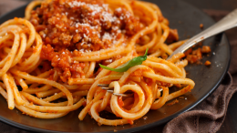 Spaghetti alla bolognese: origini, miti e realtà di un piatto iconico