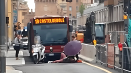 Caos in via Saffi: scooterista ferito e traffico in tilt