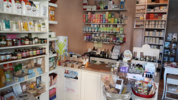 Furto in erboristeria: finisce in manette (ma con un pasto caldo e un giaccone)