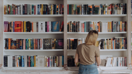 Bologna: tanta di rubare un libro e aggredisce il negoziante 