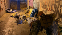 Sottopassi come bivacchi: tra sacchi a pelo, degrado e spaccio