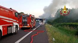 Incendio in autostrada A13: camion in fiamme blocca il traffico nei pressi dell'uscita Interporto