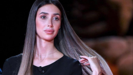 Voleva rifarsi il seno con i soldi dei fan, ma qualcosa è andato storto