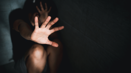 Forlì: si intrufola a casa di una ragazza di notte, la stupra e riprende le violenze