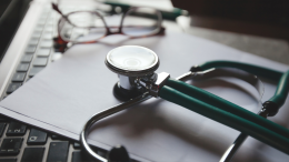 Dieci medici indagati a Forlì per truffa e assenteismo sistemico
