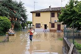 Allerta a Bologna: evacuati i piani bassi delle case