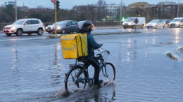 Rider costretti a consegnare sotto l'alluvione. Nessuno li tutela?