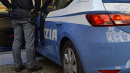 Modena: fugge alla vista della volante, poi colpisce un agente