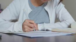 Studentessa denuncia gli abusi sessuali in un tema: «Hanno trovato delle scuse per toccarmi»