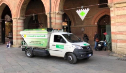 Bologna, nuova aggressione a due operatori ecologici in piazza dei Martiri