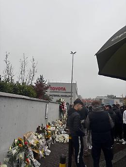 Dolore e solidarietà davanti ai cancelli chiusi della Toyota di Bologna
