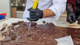 Un dolce gigante per i 102 anni di Riccione: arriva una tavoletta di cioccolato da 30 chili
