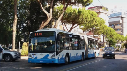 Minacciano di morte i passeggeri sul bus per rapinarli: due giovani nei guai