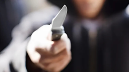 Paura in comunità: 30enne minaccia gli ospiti con un coltello da cucina