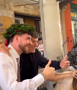 "Mi sono girato e ho visto Gianni Morandi!": festa indimenticabile per un neolaureato a Bologna