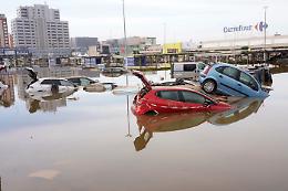 Senz'acqua, al buio e con il fango che diventa pietra: Valencia è in ginocchio